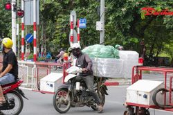 H&agrave; Nội: Liều m&igrave;nh băng qua đường ray khi đ&egrave;n đỏ, nhiều người bị cảnh s&aacute;t giao th&ocirc;ng xử l&yacute;