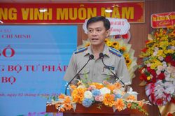 Ông Trần Đình Hoàng nhận quyết định bổ nhiệm Phó Trưởng THADS TP.HCM
