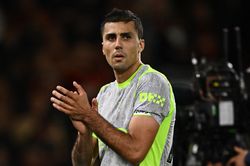 Rodri khiến Man City lo sốt vó