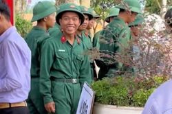 3 triệu lượt xem chiến sĩ đang cau có bỗng cười tươi khi thấy bạn gái