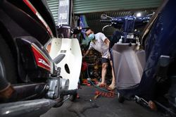 Nhiều người chi tiền vệ sinh xe máy trước khi đổ xăng E10