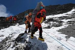 Con người thành mối đe dọa trên đỉnh Everest