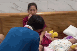 Bố mẹ chồng 'chóng mặt' vì 4 nàng dâu liên tiếp sinh con