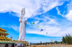 Rực rỡ sắc màu diều nghệ thuật bên chùa Minh Đức