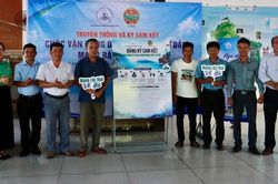 Ngư dân Cù Lao Chàm cam kết mang rác thải về bờ