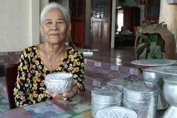 Giữ lửa nghề chạm bạc ở làng Chăm