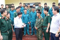 [Ảnh] Bộ đội tham gia hỗ trợ xây dựng trường nội trú liên cấp các xã biên giới ở Đắk Lắk