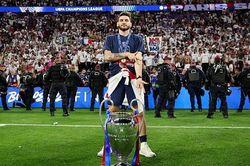 UEFA vinh danh Kvaratskhelia hay nhất Champions League 2025-2026