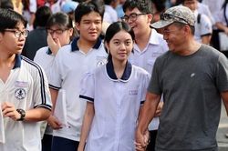 NHỮNG CÂU CHUYỆN NHỎ: Trước cổng trường thi