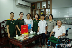 Ban Phụ nữ Quân đội: Thăm, tặng quà con gái người chiến sĩ đặc công sống sót trong vụ tai nạn rơi trực thăng Mi-171