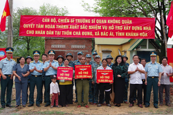 Quân chủng Phòng không - Không quân tặng quà các gia đình chính sách