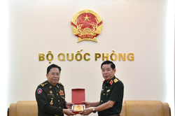 Thượng tướng Nguyễn Văn Gấu tiếp Phó tổng thư ký Bộ Quốc phòng Campuchia