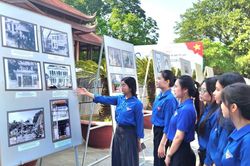 Triển lãm tranh cổ động và ảnh tư liệu Hành trình lý tuởng và niềm tin