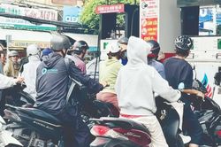 Ngày đầu bán đại trà xăng E10: Cửa hàng tuân thủ, nguồn cung ổn định