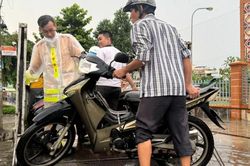 CSGT An Sương hỗ trợ người dân qua đoạn đường ngập sâu