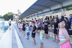 Dạy bơi miễn phí cho trẻ em trong dịp hè ở Quảng Ninh
