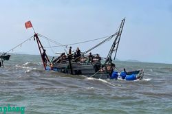 Tàu cá chìm trên biển, 4 ngư dân may mắn thoát nạn