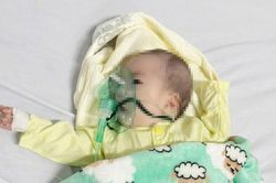 Lá thư đẫm nước mắt bên bé gái hai tháng tuổi bị bỏ lại trước cổng công ty