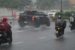 Mưa trắng trời giờ tan tầm, người dân TPHCM chật vật xoay xở