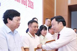 Bí thư Tỉnh ủy tặng Thư khen, UBND tỉnh Phú Thọ tặng Bằng khen cho báo Tiền Phong