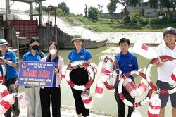 'Tái sinh' lốp cũ, can nhựa thành phao cứu sinh