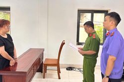 Khởi tố người phụ nữ uống rượu, cầm dao chém người trong quán trà sữa