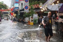 Người dân, du khách bì bõm lội nước trên 'phố Tây' Bùi Viện