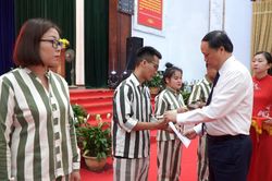 Phó Chánh án Lê Tiến trao quyết định đặc xá