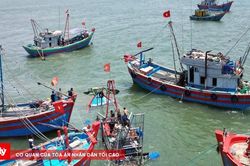 Tàu cá gặp nạn khi vào bờ