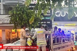 CSGT dùng xe đặc chủng chở người dân qua 'rốn ngập'