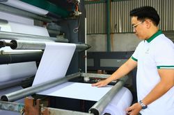 Kỹ sư 9X tạo lớp phủ mới, ly giấy có thể phân hủy gần như hoàn toàn sau 6 tháng