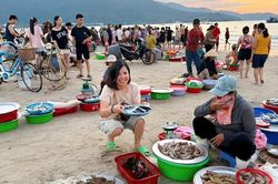 Khách dậy từ 4h tới làng chài ở Đà Nẵng, chi vài triệu mua hải sản tươi ngon
