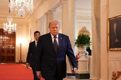 Ông Trump bình luận về việc Tehran đình chỉ đàm phán, Iran tấn công tàu Mỹ