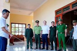 Hành động của người đàn ông khi phát hiện kỳ đà 5kg trong vườn