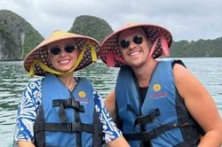Mở lá thư người yêu bay 8.000km mang tới, bạn gái thốt lên: 'Không thể nào'