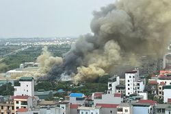 Cháy lớn tại xưởng nhựa ở Hà Nội, huy động máy xúc hỗ trợ dập lửa