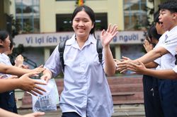 Những khoảnh khắc vỡ òa trong kỳ thi lớp 10 TPHCM