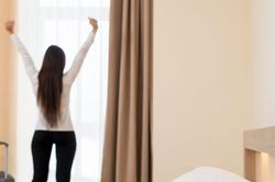 Vì sao du khách phải kéo kín rèm cửa ngay khi vào phòng khách sạn?
