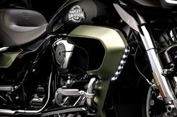 Thợ sửa xe bị dầu máy bắn vào người, Harley-Davidson triệu hồi gấp gần 90.000 xe