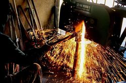 Mưu sinh bên lò lửa 1.000 độ C giữa những ngày nắng nóng gay gắt ở Thanh Hóa
