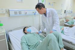 Bác sĩ ghép lại quả thận dập nát cho người đàn ông trẻ