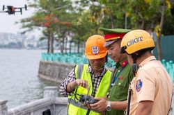 Cận cảnh Công an Hà Nội thí điểm UAV giám sát an ninh trật tự từ trên không