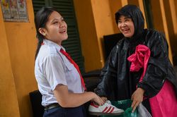 Sĩ tử, phụ huynh TPHCM đội mưa về nhà sau giờ thi chuyên