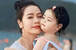 Diễn vi&ecirc;n Nhật Kim Anh hiếm hoi khoe con g&aacute;i, NSND Hồng V&acirc;n 'cầu cứu' MC Lại Văn S&acirc;m