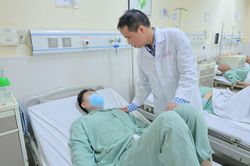 Kỳ diệu ca cắt quả thận bị dập nát ra ngoài xử lý tổn thương, rồi ghép lại thành công