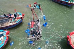 Sóng lớn làm chìm tàu cá công suất lớn của ngư dân Nghệ An