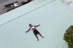 Dị nhân miền Tây thích 'nướng người' trên mái tôn giữa trưa 40 độ khiến cộng đồng mạng phát 'sốt'