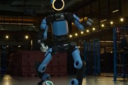 Robot Atlas của Hyundai phô diễn tuyệt kỹ bóng đá vắt chéo chân cực đỉnh
