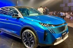 Bộ đôi xe Peugeot 3008 và 5008 mới có giá bán từ 1,2 tỷ đồng tại Việt Nam