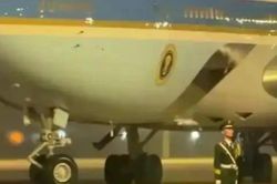 Chuyện đằng sau người lính Trung Quốc 'đứng như tượng' bên cạnh Air Force One của ông Trump